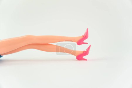 Foto de Muñeca piernas sobre fondo blanco, piernas delgadas, espacio para copiar. - Imagen libre de derechos