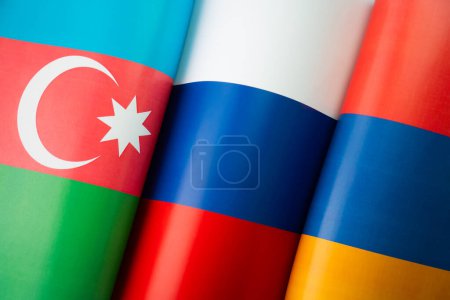 Téléchargez les photos : Contexte des drapeaux de l'azerbaïjan, la Russie, l'arménie. Le concept d'interaction ou de contre-action entre les pays. Relations internationales. Organisation du Traité de sécurité collective - en image libre de droit