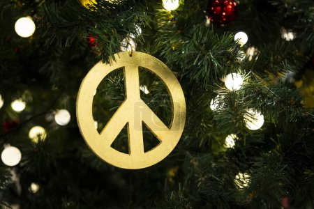 Weihnachten Naturtanne mit Spielzeug und Girlanden geschmückt. Ein Zeichen des Pazifismus als Weihnachtsbaumschmuck. Schluss mit dem Kriegskonzept