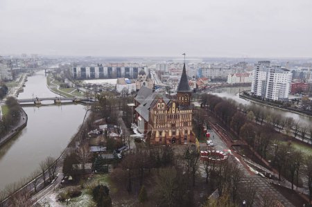 Foto de Catedral de Kaliningrado Catedral de kenigsberg. Situado en el distrito histórico de la ciudad de Kaliningrado Kneiphof ahora se refiere popularmente a la isla de Kant vista superior, vista aérea, - Imagen libre de derechos