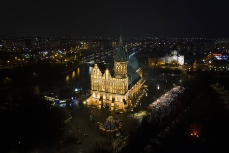 Foto de Vista aérea de la Catedral en el centro de la ciudad de Kaliningrado por la noche, paisaje urbano nocturno, vista superior de la isla de Immanuel Kant, vista aérea, - Imagen libre de derechos