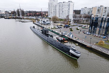Foto de Submarino negro en el río Pregolya en el puerto de Kaliningrado, Rusia. - Imagen libre de derechos