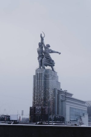 Téléchargez les photos : La sculpture de Rabochiy i Kolkhoznitsa ouvrière et femme kolkhoze à Moscou - en image libre de droit