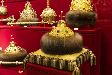 Foto de Sombrero monomakh real hecho de oro y piel. exhibe en la cámara de la armería del Kremlin de Moscú. 21 de diciembre de 2021. Moscú. Rusia. - Imagen libre de derechos