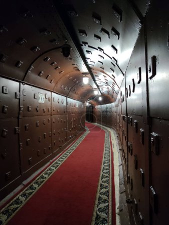 Foto de Un viejo túnel de refugio de bombas en un búnker subterráneo. Protección contra los bombardeos. - Imagen libre de derechos