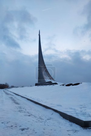 Téléchargez les photos : 20 décembre 2021. Moscou. Russie : Monument aux conquérants de l'espace à Moscou. Monument à la cosmonautique dans la capitale russe dans la journée d'hiver - en image libre de droit
