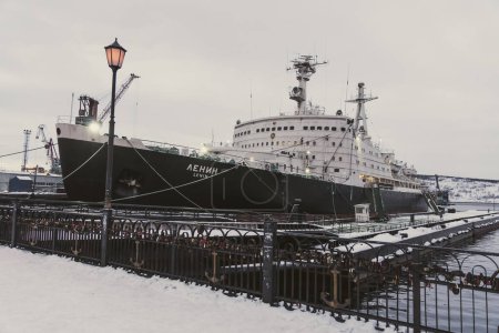 Téléchargez les photos : Lénine est un brise-glace nucléaire soviétique. Lancé en 1957, il fut à la fois le premier navire de surface à propulsion nucléaire au monde. l'inscription sur le navire LENIN - en image libre de droit