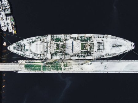 Téléchargez les photos : Lénine soviétique à propulsion nucléaire brise-glace dans le port de Mourmansk parmi les navires. Vue du dessus. - en image libre de droit
