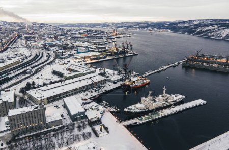 Téléchargez les photos : Lénine soviétique à propulsion nucléaire brise-glace dans le port de Mourmansk parmi les navires. Vue du dessus. - en image libre de droit