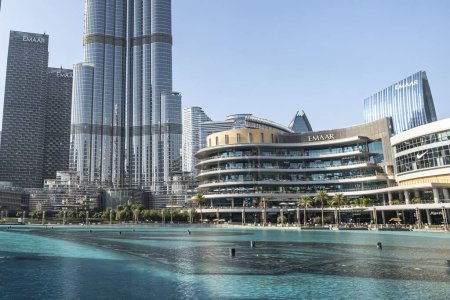 Téléchargez les photos : Dubaï, Émirats arabes unis. 27 novembre 2022. lac artificiel avec fontaines et une tour. Le plus haut bâtiment du monde Burj Khalifa et le centre commercial dubai - en image libre de droit