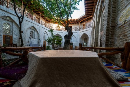 Téléchargez les photos : Une table sur un Tapchan dans un caravansérail médiéval - en image libre de droit
