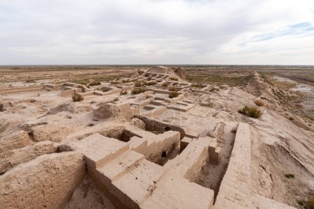Téléchargez les photos : Ruines de la forteresse Kyzyl-Kala de l'ancien Khorezm dans le désert de Kyzylkum. Ouzbékistan - en image libre de droit