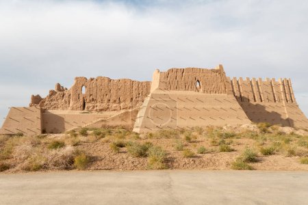 Téléchargez les photos : Ruines de la forteresse Kyzyl-Kala de l'ancien Khorezm dans le désert de Kyzylkum. Ouzbékistan - en image libre de droit
