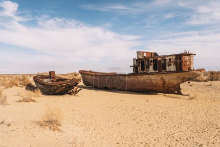 Ein rostiges Schiff auf dem Grund des ehemaligen Aralsees. Das ausgetrocknete Meer bei einer Umweltkatastrophe und dem Klimawandel in Zentralasien. die Probleme des Konzepts der globalen Erwärmung,
