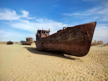 Ein rostiges Schiff auf dem Grund des ehemaligen Aralsees. Das ausgetrocknete Meer bei einer Umweltkatastrophe und dem Klimawandel in Zentralasien. die Probleme des Konzepts der globalen Erwärmung,