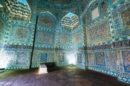 Foto de Pared de mausoleo lujosamente decorado con patrones. Mausoleo no tiene nombre, el nombre convencional es Alim Nasafi complejo histórico Shah-i-Zinda. Samarcanda, Uzbekistán - Imagen libre de derechos