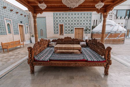 Téléchargez les photos : Tapchan - lieu traditionnel pour manger en Ouzbékistan et en Asie centrale. - en image libre de droit