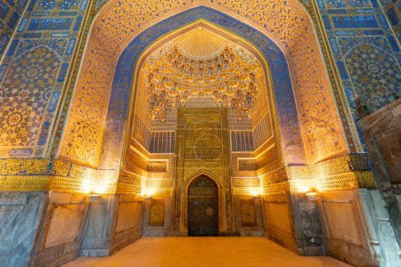 Téléchargez les photos : L'intérieur de l'intérieur orné de la madrasah, Registan Tilya Kori motif mosaïque motif fond de carreaux de céramique dans la ville de Samarkand, Ouzbékistan - en image libre de droit