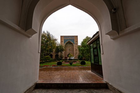 Foto de Jardín del atrio de Kukeldash Madrasah, universidad teológica superior. Taskent, Uzbekistán. - Imagen libre de derechos