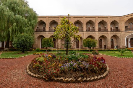 Foto de Jardín del atrio de Kukeldash Madrasah, universidad teológica superior. Taskent, Uzbekistán. - Imagen libre de derechos