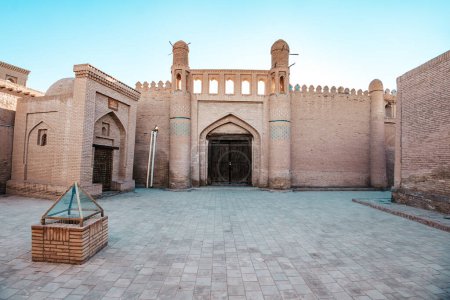 Téléchargez les photos : Les portes de la vieille ville de Khiva, en Ouzbékistan. rue vide d'une ancienne cité médiévale Itchan Kala, Khiva, région de Khorezm, Ouzbékistan - en image libre de droit
