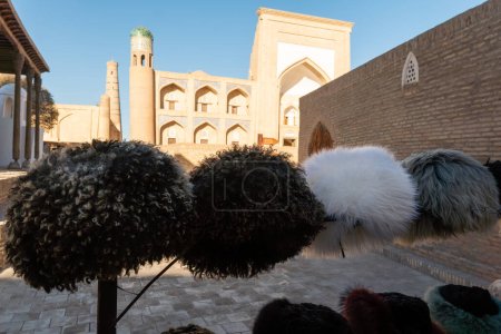 Téléchargez les photos : Gros plan de la casquette ouzbèke gonflée, Khiva, l'oasis agricole de Khoresm, Citadelle. - en image libre de droit