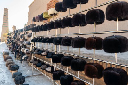 Téléchargez les photos : Gros plan du bouchon gonflé. vente de chapeaux de fourrure dans la rue. Khiva, Ouzbékistan - en image libre de droit