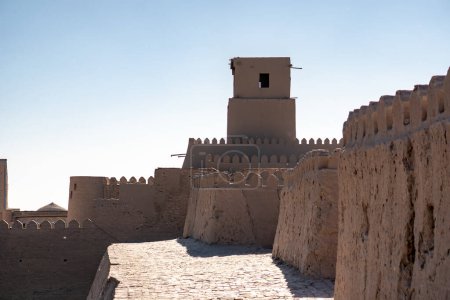 Téléchargez les photos : Bastion principal de la forteresse d'Ichan-Kala, Khiva, Ouzbékistan. Les tours de cet endroit ont une construction plus exceptionnelle. Tour de guet Ak-Sheikh-Bobo située dans la partie supérieure. Ak Sheikh Bobo, Arche Kunya - en image libre de droit