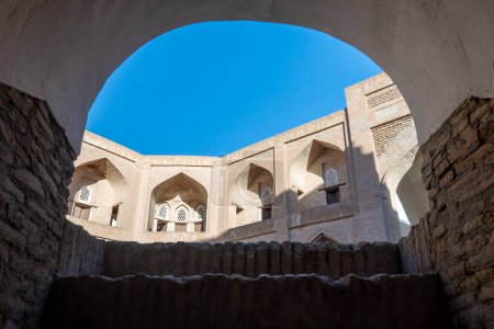 Téléchargez les photos : Belle vue sur l'architecture médiévale et le ciel bleu de la fenêtre - en image libre de droit