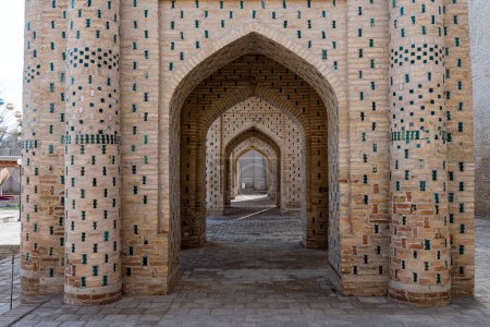 Foto de Hay muchos arcos en el palacio hechos de ladrillos y baldosas. Arquitectura tradicional uzbeka. - Imagen libre de derechos