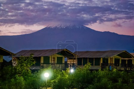 vista de un campamento de tiendas de campaña en el fondo del monte Kilimanjaro en la sabana africana. Tiendas en el bosque en África.