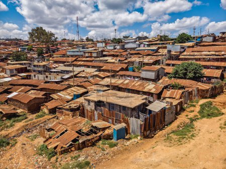 Hay muchas casas pobres en barrios marginales con alta densidad de población. El concepto de pobreza en los países del tercer mundo.