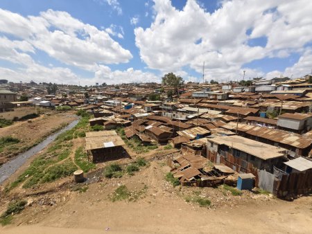 Kibera est le plus grand bidonville d'Afrique. Bidonvilles en Nairobi, Kenya.