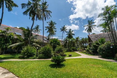 Bambus Strohhalme und Stöcke Dach Hütten tropischen Dorf Bungalow Häuser Resort Palmen an einem sonnigen Tag Ökotourismus