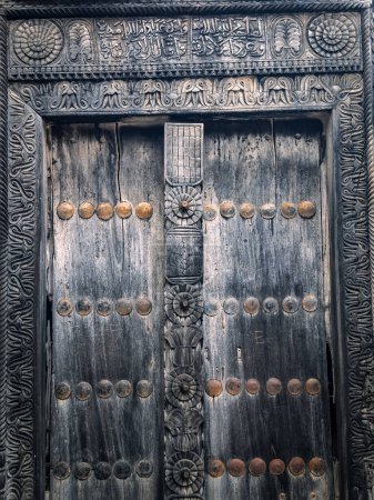 Foto de Puerta de madera tallada en fort jesus mombasa, Kenia - Imagen libre de derechos