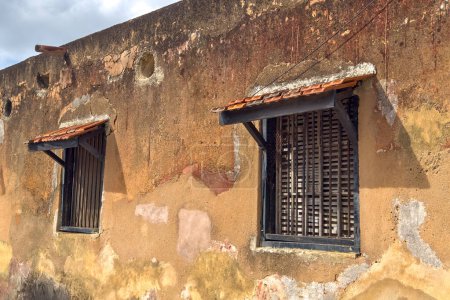 la façade d'un ancien bâtiment avec des fenêtres et des portes. Fort Jesus est une fortification portugaise à Mombasa, au Kenya. Il a été construit en 1593