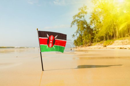 Die Flagge Kenias an einem schönen weißen Sandstrand. Das Konzept der Erholung in der Kenianischen Republik.