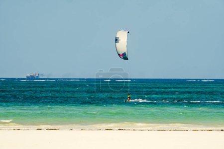 Kiteboarder Kitesurfer Athlet, der Kitesurfing Kiteboarding Tricks vorführt. Diani Beach, Kenia, Mombasa. 26. Februar 2024