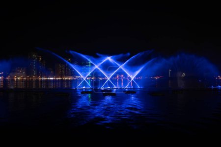 Téléchargez les photos : Spectacle de fontaine musicale. La fontaine de Sharjah est l'une des plus grandes fontaines de la région. Fontaine colorée dansante au bord de l'eau d'Al Majaz, Sharjah - en image libre de droit