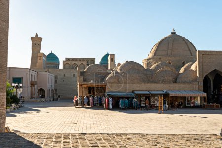 Foto de Impresionante vista de la cúpula comercial Toqi Zargaron en Bujará. Las cúpulas de la Madrasa Mir-i-Arab y el Minarete Kalan del complejo Po-i-Kalan son visibles. Bujará. Uzbekistán. octubre 31, 2023 - Imagen libre de derechos