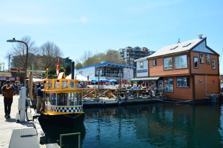 Téléchargez les photos : Fisherman's Wharf, Victoria (Colombie-Britannique), Canada. L'un des endroits à visiter en particulier en été est Fisherman's Wharf. De nombreux restaurants parmi lesquels choisir, faire du kayak ou prendre un bateau-taxi et explorer le port intérieur de classe mondiale de Victoria. - en image libre de droit
