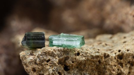 Téléchargez les photos : Deux morceaux de Cristal de Tourmaline Brut Bleu et Vert sur Fond de Pierre Brute en Lumière Naturelle - en image libre de droit