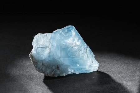 Téléchargez les photos : Blue Celestine or Celestite Stone Mineral Gemstone Gros plan sur fond sombre. Gemmes de guérison naturelle pour la collecte ou la thérapie spirituelle. - en image libre de droit