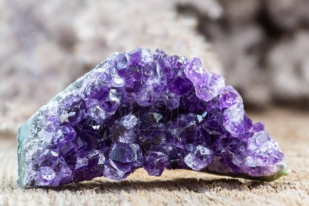 Purple amatista cristal Druzy Cluster sobre fondo de madera. Curando el concepto de cristal, la amatista es buena para aliviar la ansiedad y el estrés. Colección de piedra mineral natural