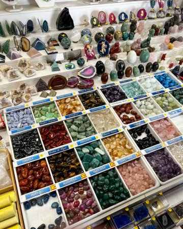 Foto de Compras de minerales y fósiles. Rocas y minerales coloridos se muestran en la tienda de recuerdos - Imagen libre de derechos
