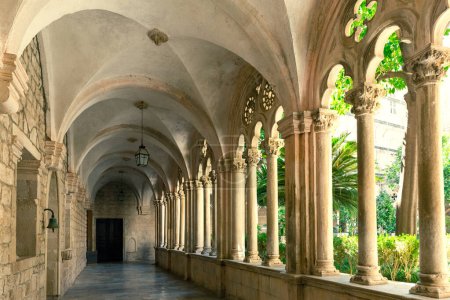 Téléchargez les photos : Monastère dominicain de Dubrovnik Cour intérieure, beau chef-d'œuvre de l'architecture gothique du 15ème siècle - en image libre de droit