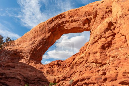 South Window Arch im Arches Nationalpark in Utah. Landschaftliche Wüstenlandschaft in Moab, Vereinigte Staaten