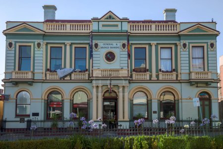 Téléchargez les photos : 8 janvier 023 - Bathurst, NSW, Australie. Le bâtiment General and Savings Banking sur William Street a été construit en 1895 dans un style architectural classique. - en image libre de droit