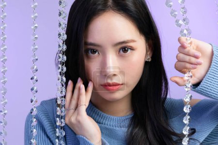 belle jeune coréen asiatique femme portrait studio photo en hiver peau beauté et cosmétiques concept, reposant visage et main mouvement