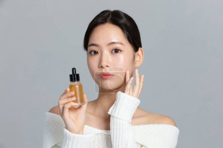 belle jeune coréen asiatique femme portrait studio photo en hiver peau beauté et cosmétiques concept, tenant un ample